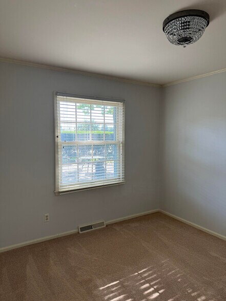 2nd bedroom with 2 large closets - 104 Winston Pl