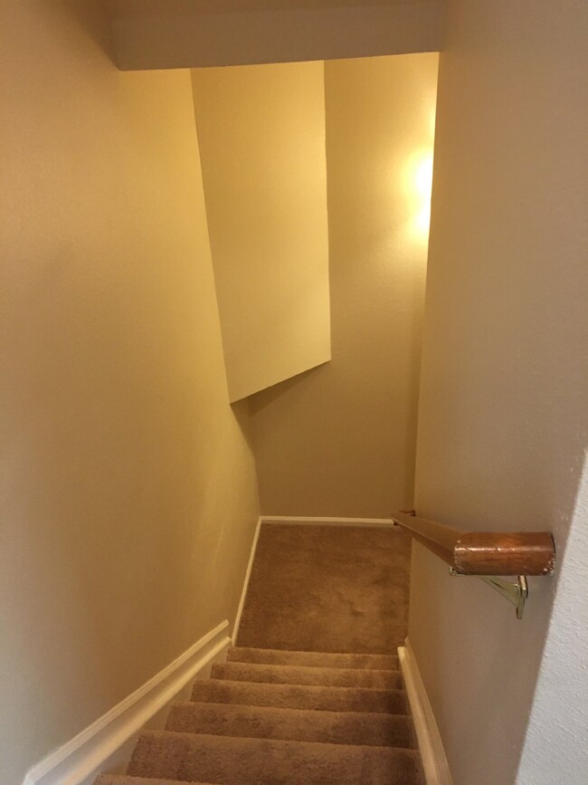 Building Photo - Spacious Townhouse For Rent