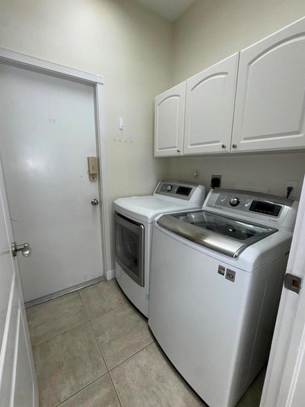 Building Photo - 969 Meadow Ave