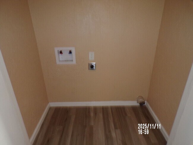 Building Photo - home located close to Bishop School District