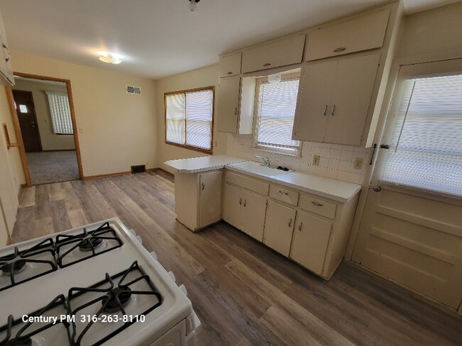 Building Photo - 244 N Fern St