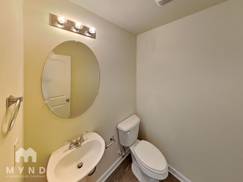 Building Photo - 2547 Piering Dr