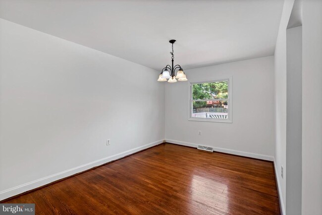 Building Photo - 10422 Floral Dr
