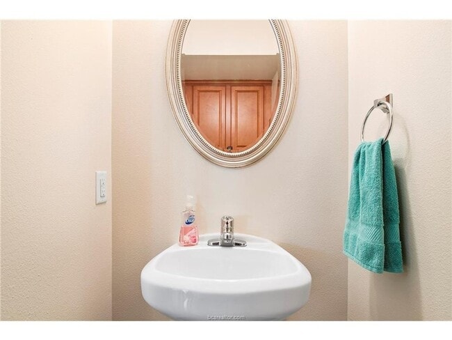 Building Photo - AVAILABLE FOR AUGUST PRE-LEASE!! 4 Bed 4 Bath in River Oaks Community!