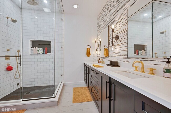 Building Photo - 1035 W Madison St