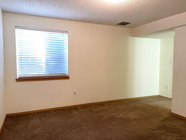 Building Photo - Nice 3 Bedroom Unit Near Everything!!