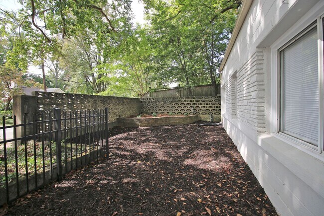 Building Photo - Spacious Student Home in Melrose Heights –...