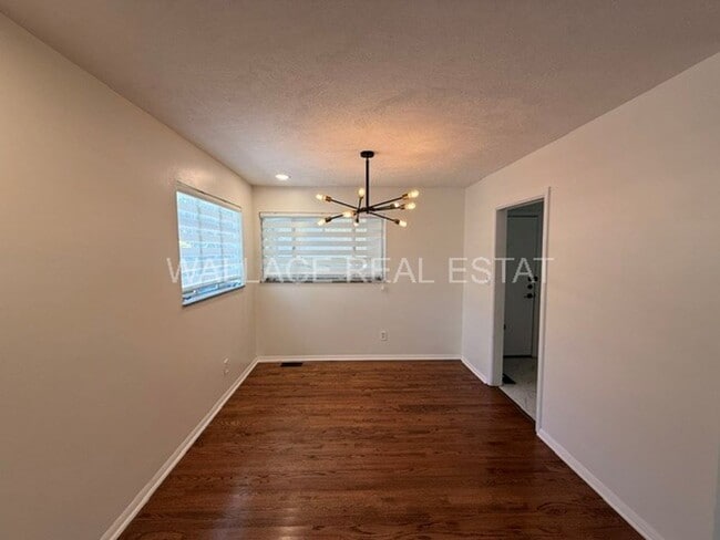 Building Photo - ADORABLE HOUSE IN SoKno WITH 3 BEDROOMS!!