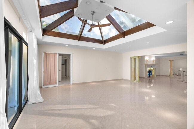 Building Photo - 2100 Cocoanut Rd