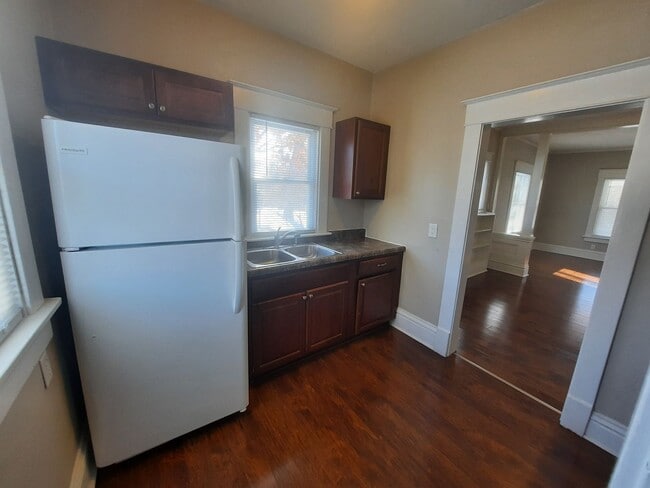 Building Photo - 2 Bedroom, 1 Bathroom home near Drake Univ...