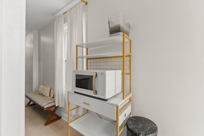 Building Photo - 426 Winona St