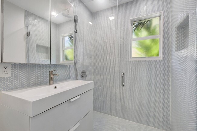 Building Photo - 220 S L St