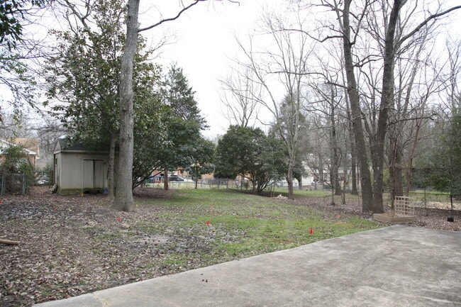 Building Photo - Spacious split level home, see today!