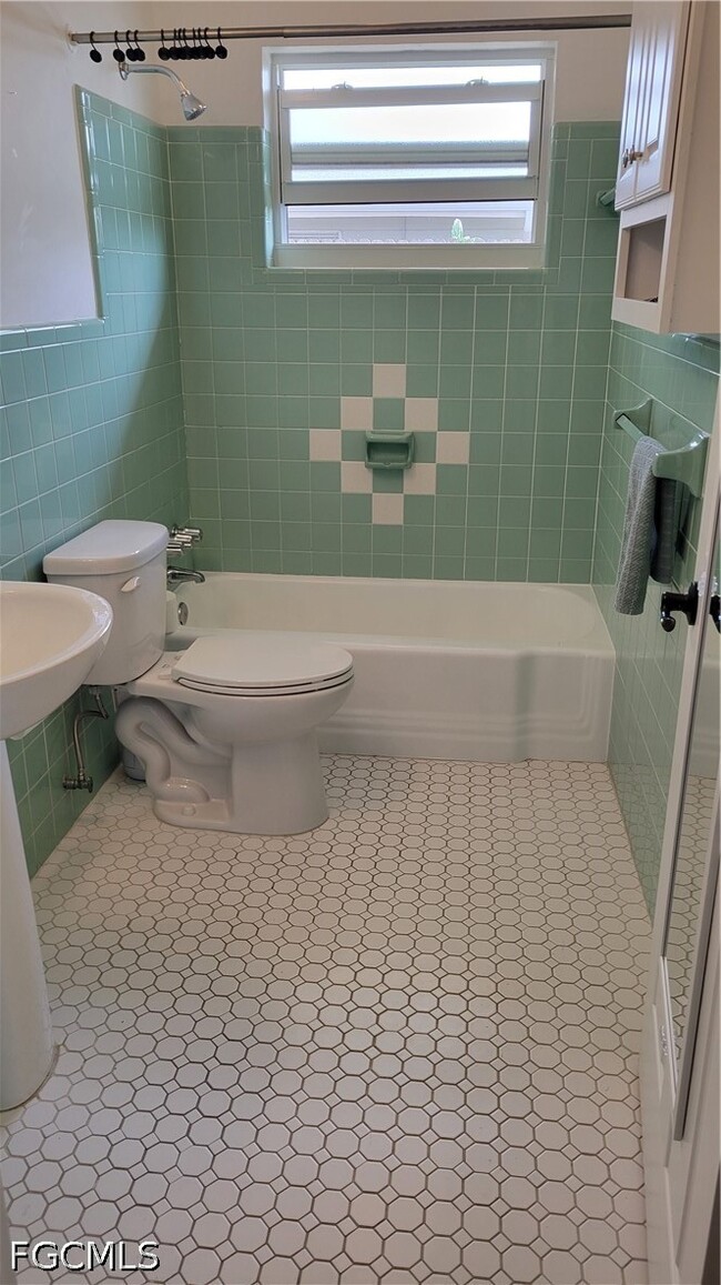 Building Photo - 1403 Davis Dr