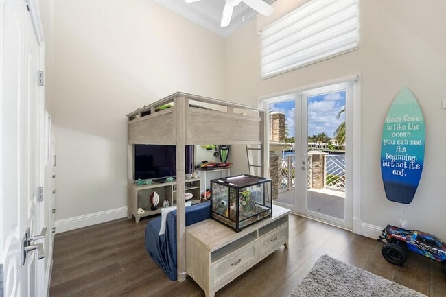 Building Photo - 2307 N Riverside Dr