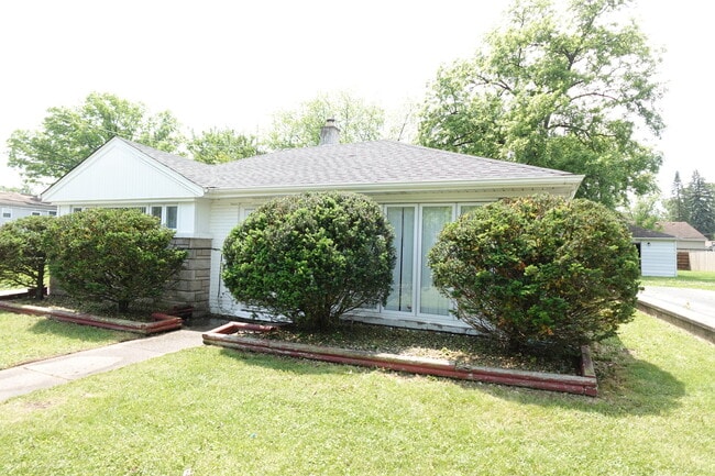 Building Photo - 2045 Magnolia Rd