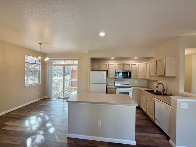 Building Photo - Beautiful,  2 Bed/2 Bath Condo in High Plains Village