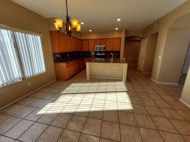 Building Photo - Beautiful 4 bedroom