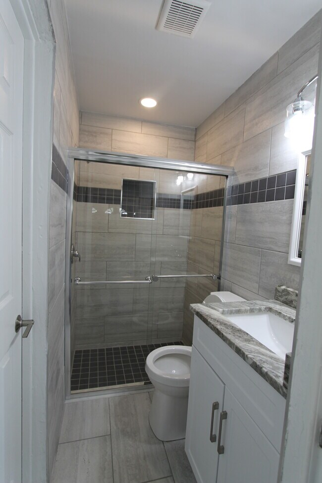 Building Photo - 5522 Yorkshire Way
