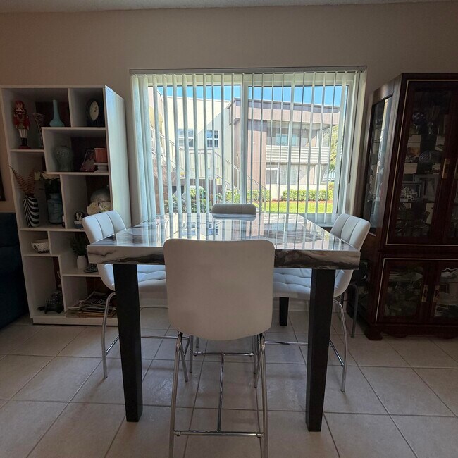 Building Photo - 728 Normandy Ln