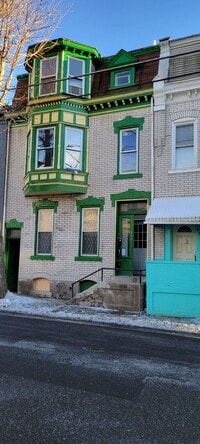 Building Photo - 950 Liberty St