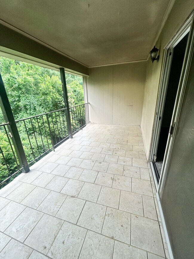 Building Photo - 601 Riverhill Cir