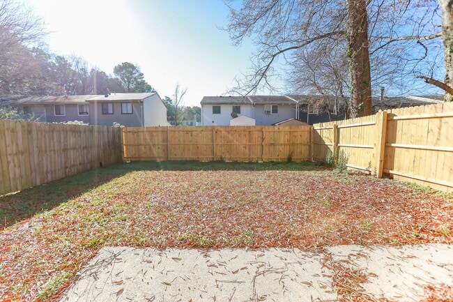 Building Photo - Spacious Townhome Updated Throughout!