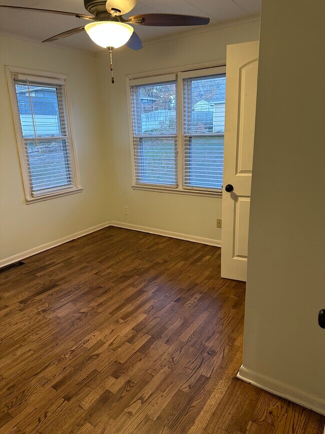 Building Photo - 615 Barton St