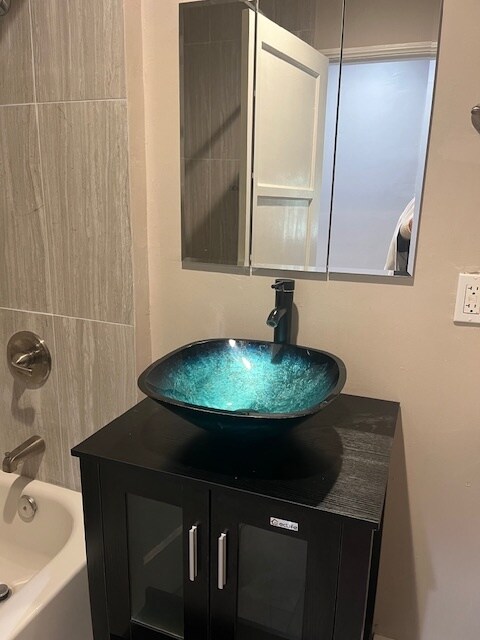 guest bath - 1638 Greenwood Ave