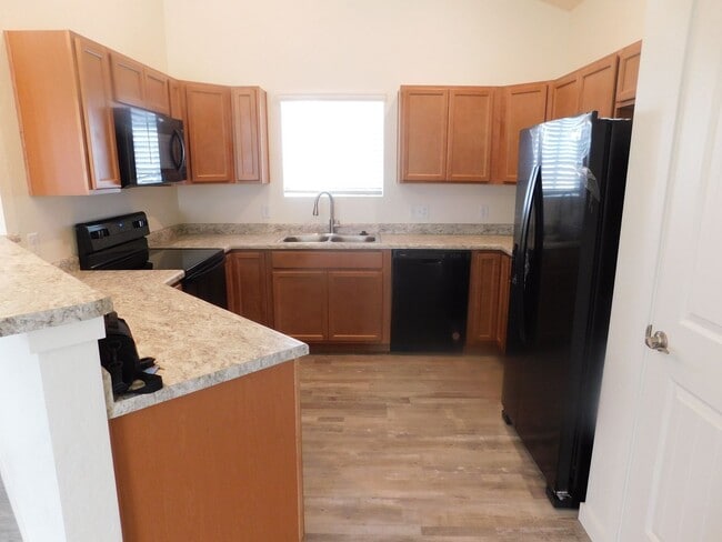Building Photo - Walking Distance to Community