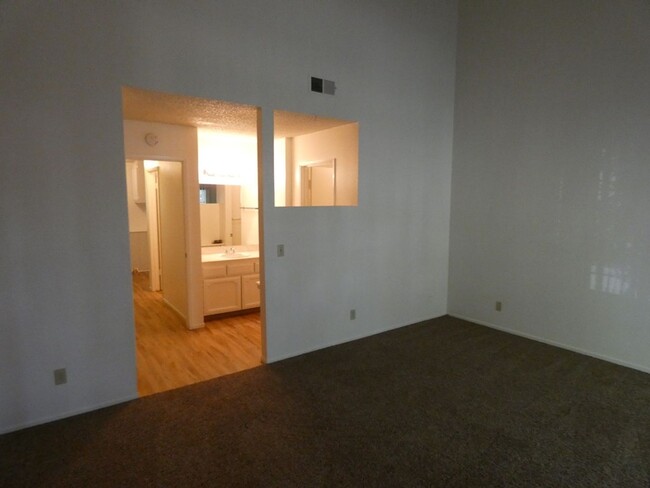 Building Photo - Spacious Northpoint Townhome near Righetti...