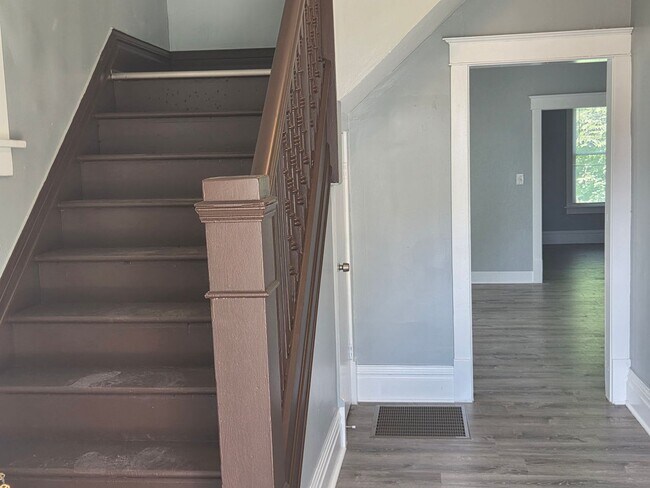 Building Photo - Fully Upgraded Interior