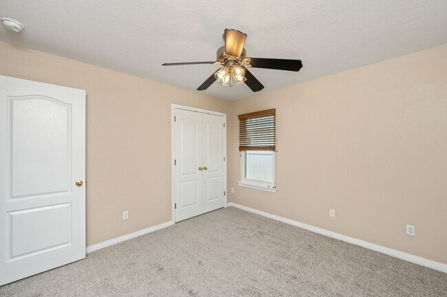 Building Photo - Spacious Home in Navarre!