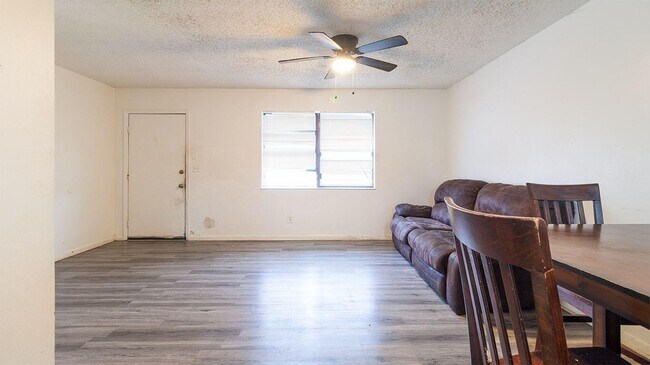 Building Photo - 604 Roselyn Ave