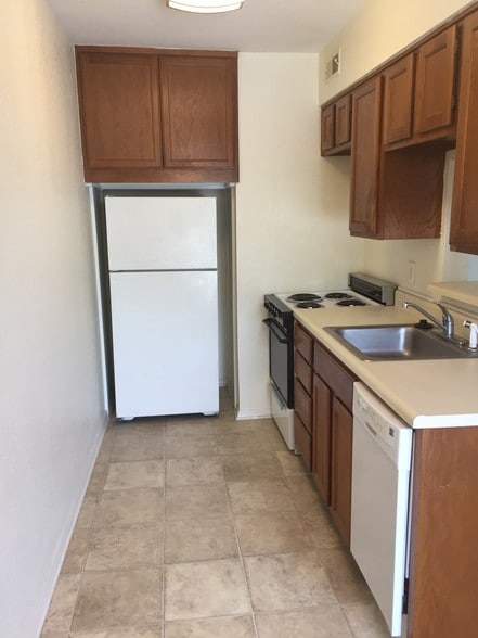 Kitchen - 1932 E Lindsey St