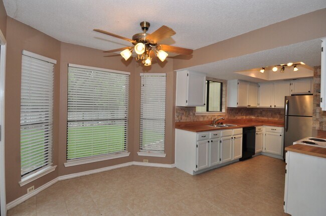 Building Photo - 13405 Saddlebrook Trail