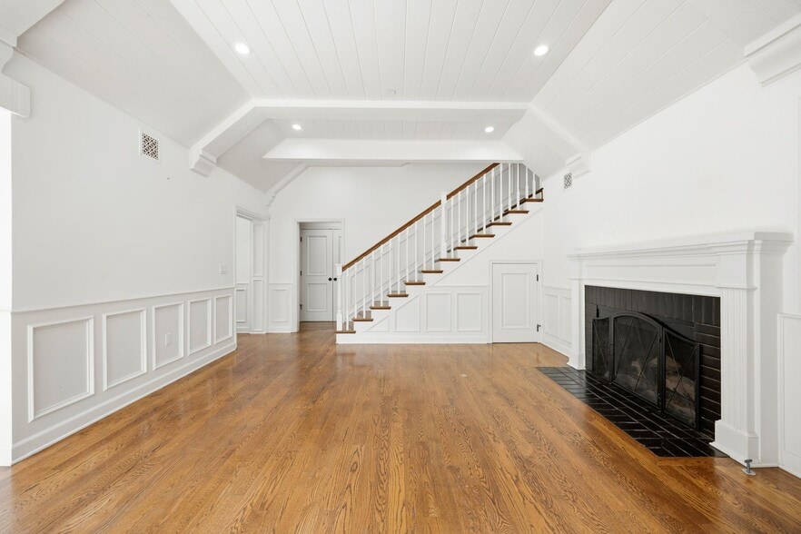 Building Photo - Beautiful Two-Story Burbank Home with Pool, Hardwood Floors & Guest House