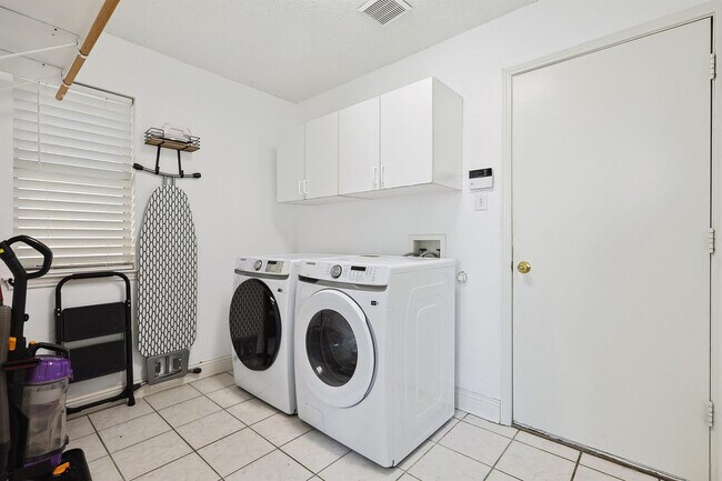 Building Photo - 967 Grand Central Pkwy