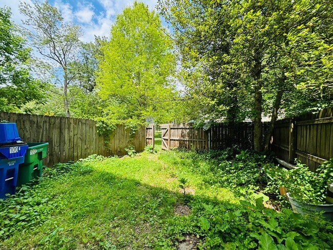 Building Photo - 4 Bedroom, 2.5 Bath Townhouse