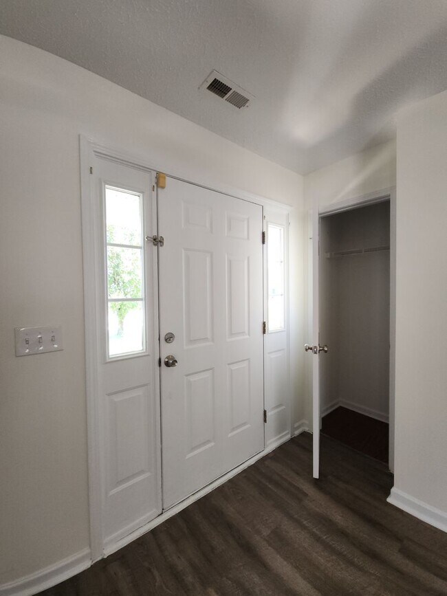 Building Photo - 205 Ashcroft Dr