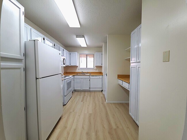 Building Photo - Get ready to fall in love with comfortable, carefree living at Courtyard Condominiums in Tyler, TX!