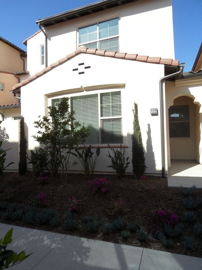Building Photo - 4BR 3BA two-story condo with 2 Car Attache...