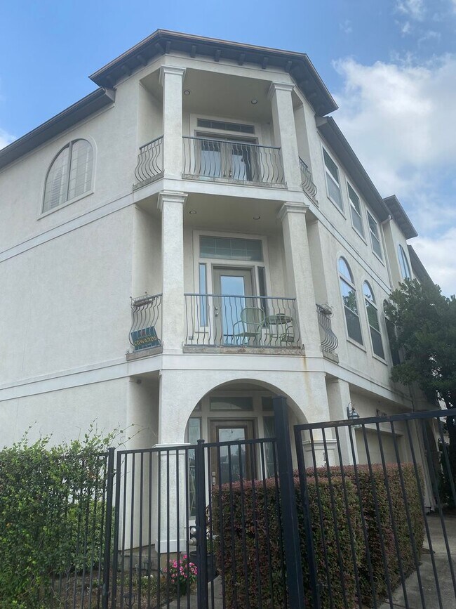 Building Photo - Midtown Beauty