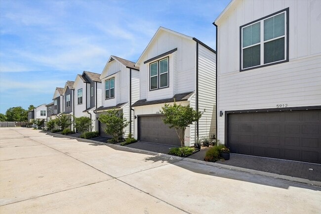 Building Photo - 5914 Haring Ln