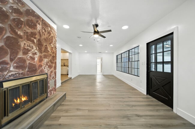 Building Photo - 4613 W Fair Oaks Ave