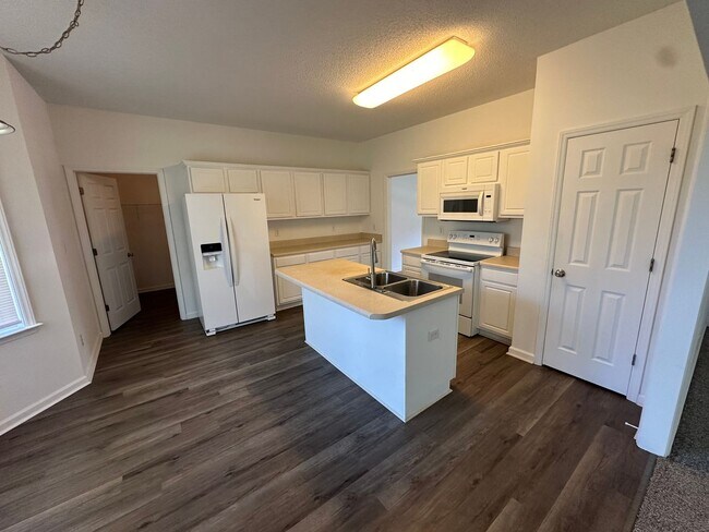 Building Photo - Beautiful 3 bedroom home on over 3/4 acres with huge garage.