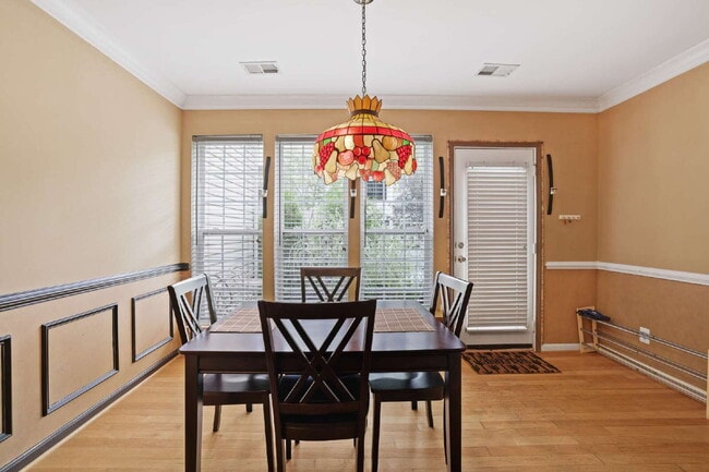 Building Photo - Spacious, Private AND Convenient 2-Level C...