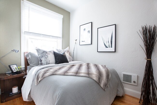 Building Photo - 140 Duboce