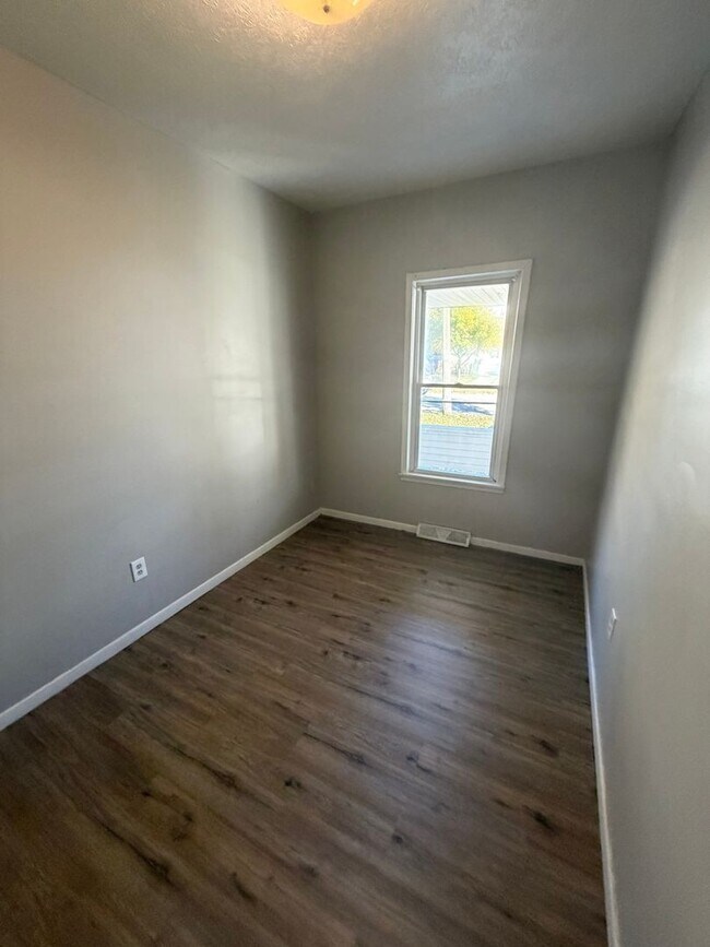 Building Photo - 2200 W 103rd St