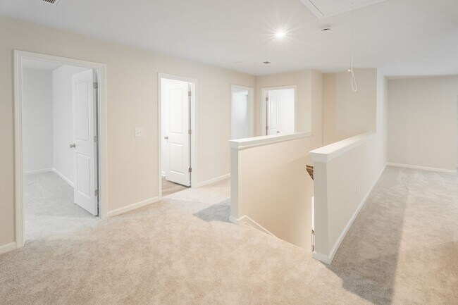 Building Photo - 421 Midland Pnes Dr